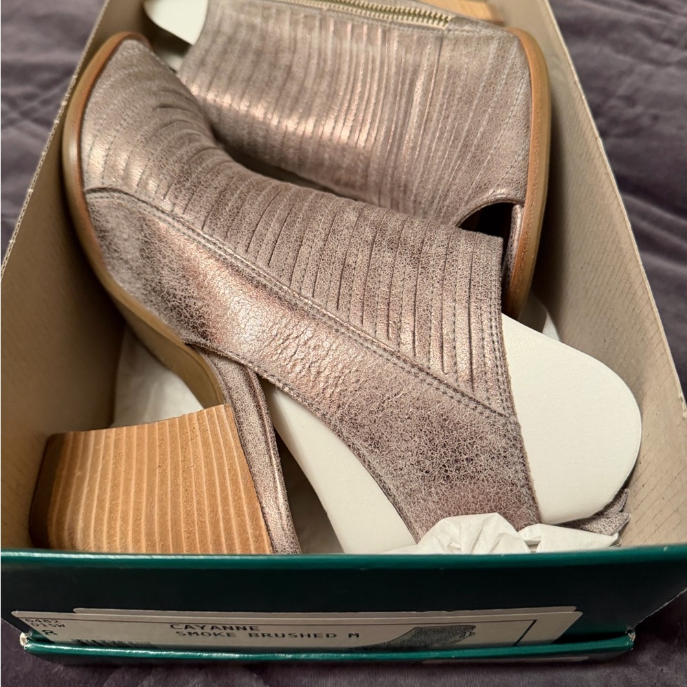 Paul Green Cayanne Metallic Heels